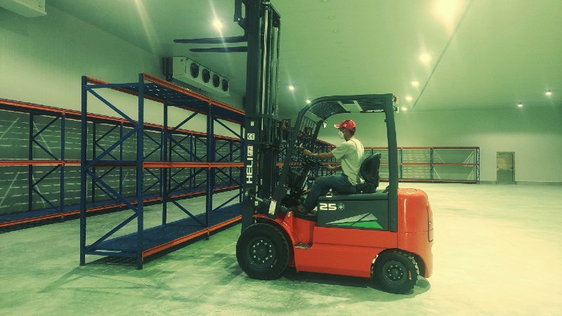 xe-nang-su-dung-trong-kho-lanh