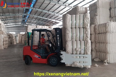 xe nâng kẹp vuông tại bến cát