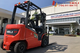 xe-nang-dien-lithium-tai-nha-may-thaco xe-nang-dien-lithium-tai-nha-may-thaco