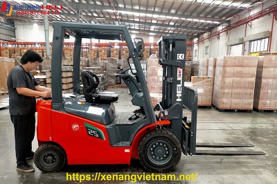 xe-nang-dien-2.5-tan-tai-cty-top-point-international