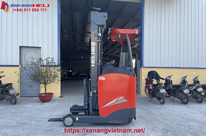 xe-nang-dien-dung-lai-1.5-tan-tai-kcn-my-phuoc-1