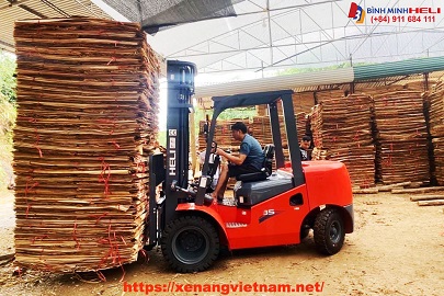 xe nâng dầu 3.5 tấn nâng gỗ bóc