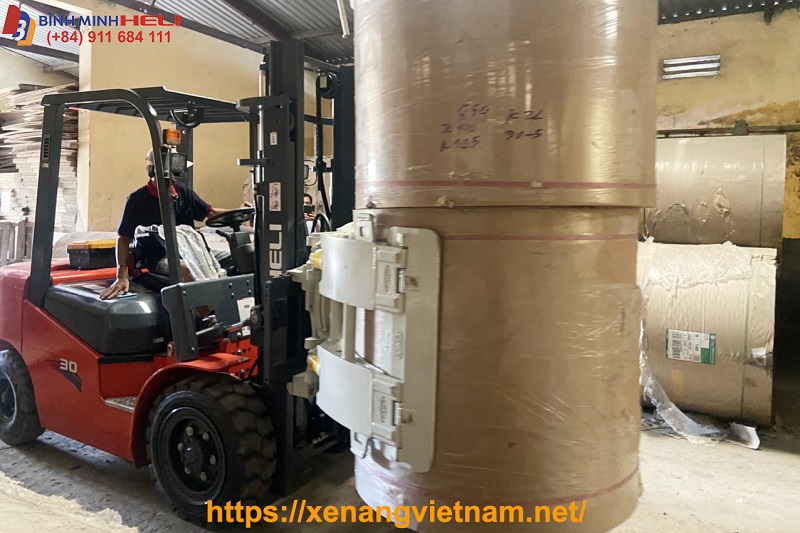 xe nâng kẹp giấy cuộn heli 