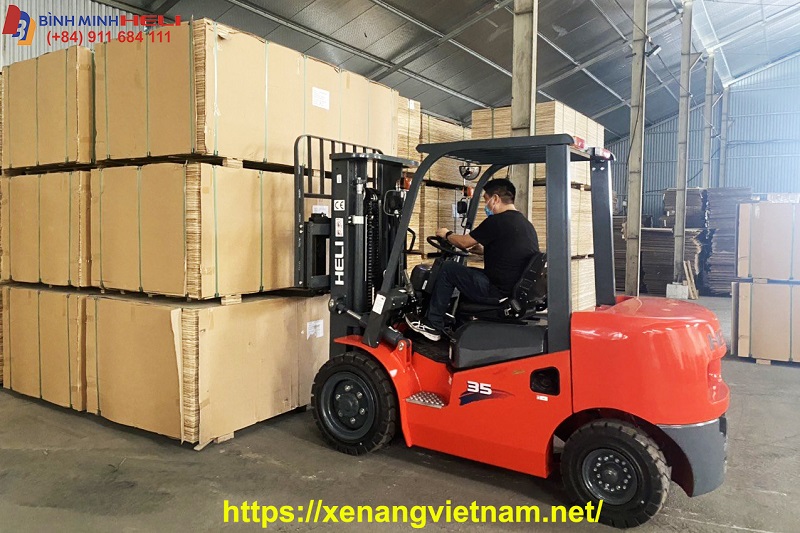 xe nâng dầu 3.5 tấn phục vụ nâng gỗ ván ép 