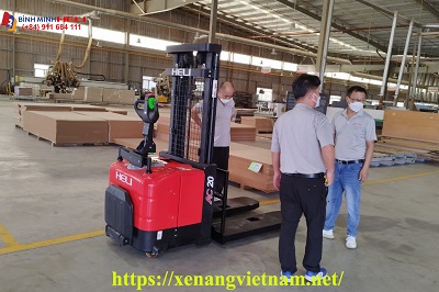 xe nâng điện đứng lái 2 tấn