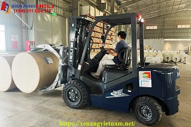 Xe nâng kẹp giấy cuộn