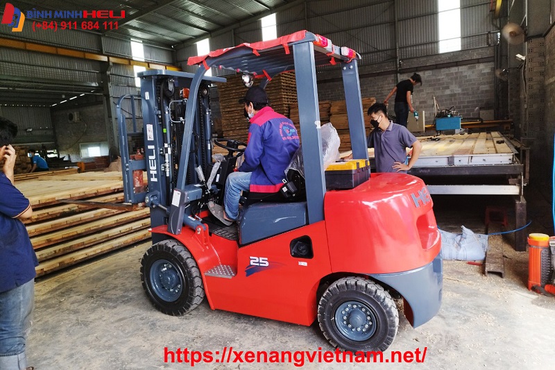 xe nâng dầu 2.5 tấn tại KCN Hải Sơn