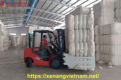 xe nâng kẹp sợi vuông
