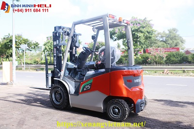 xe nâng điện lithium 2.5 tấn
