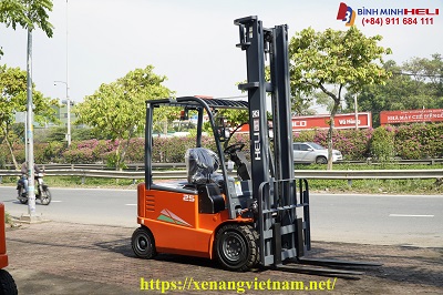 xe nâng điện 2.5 tấn chì axxit heli