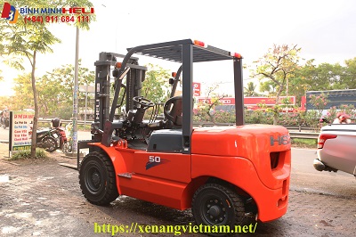 xe nâng dầu 5 tấn