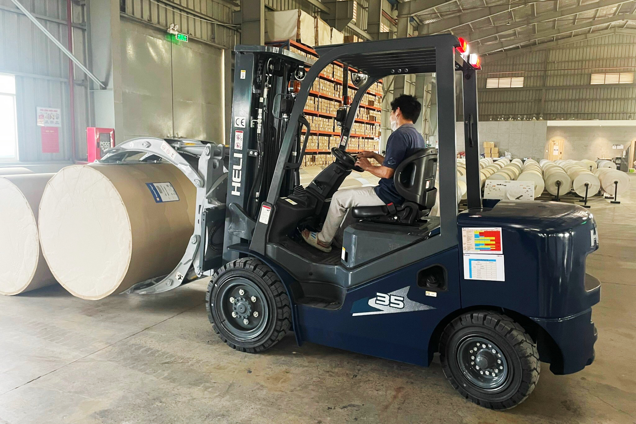 xe nâng kẹp giấy cuộn