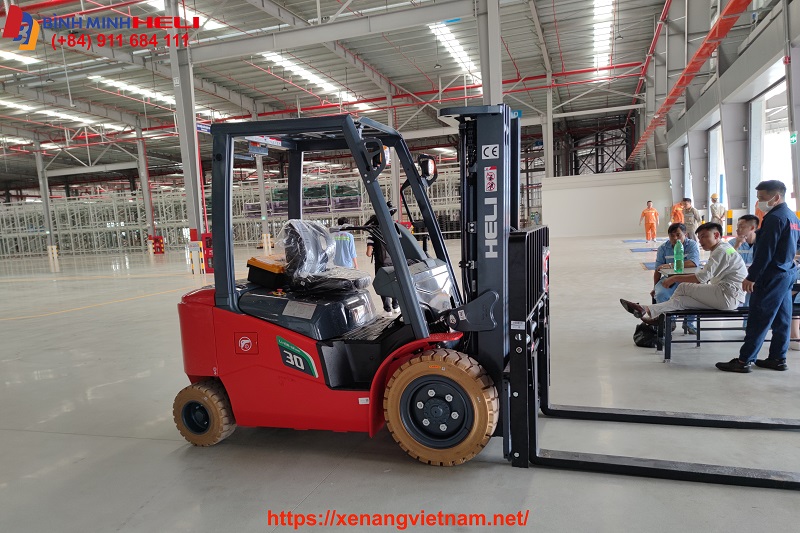 Xe Nâng Điện 3 Tấn Tại Nhà Máy Huyndai Thành Công