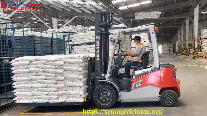 Xe Nâng Điện HEli 3.5 Tấn Tại Nhà Máy Cám C.P Xe Nâng Điện HEli 3.5 Tấn Tại Nhà Máy Cám C.P