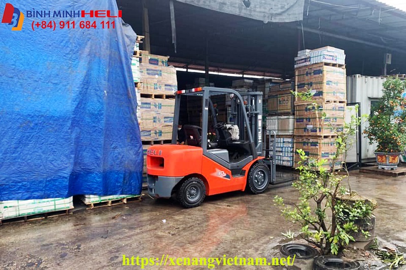 Xe Nâng HELI Tại Nhà Máy Gạch Men Tại Đắk Lắk