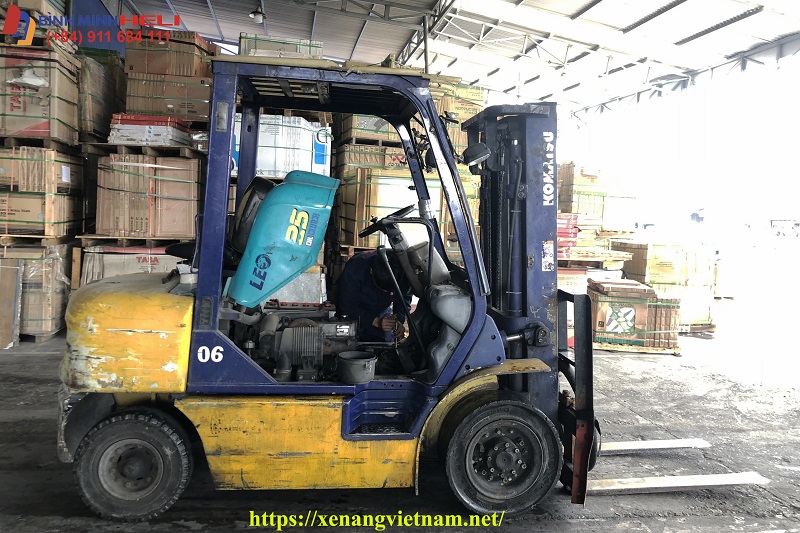 Xe Nâng Komatsu Cũ Tại Cửa Hàng Gạch Men - Long Thành
