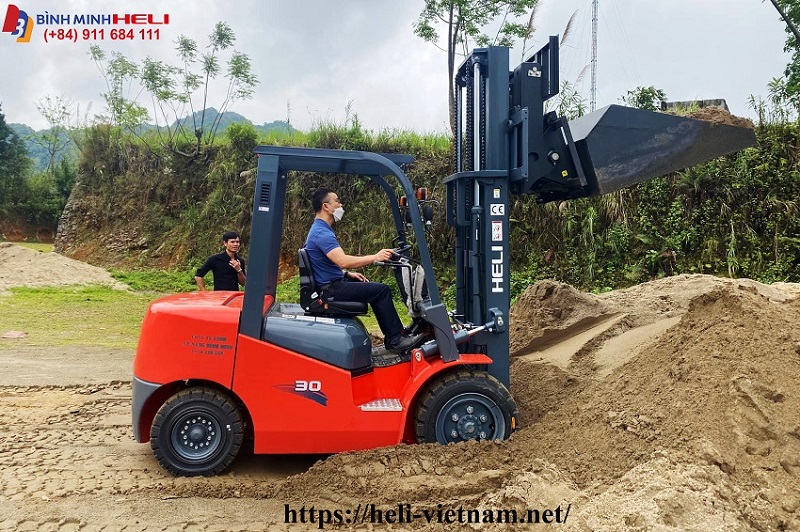 Sử dụng xe nâng xúc cát tại Chương Mỹ