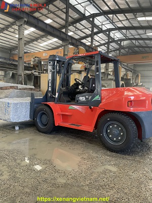 Xe Nâng 8.5 Tấn Tại Nhà Máy Sản Xuất Đá
