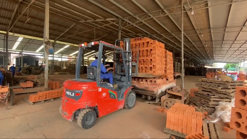 Sử Dụng Xe Nâng Để Nâng Goòng gạch