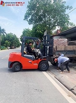 xe nâng gạch tuynel