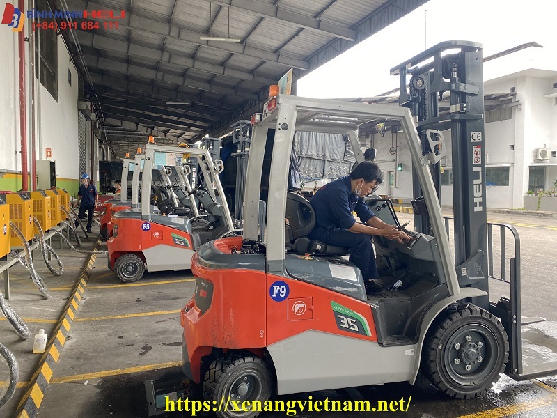 Xe Nâng HELI Tại Nhà Máy Cám C.P Tiền Giang Xe Nâng HELI Tại Nhà Máy Cám C.P Tiền Giang