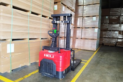 Xe Nâng Điện Đứng Lái Tại Nhà Máy Gỗ Ván Ép