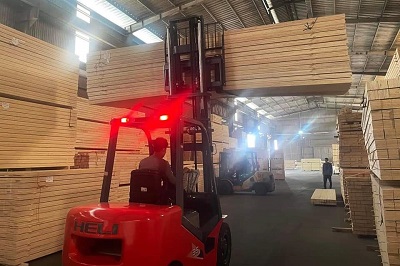 xe nâng dầu 3 tấn nâng gỗ ván ép MDF