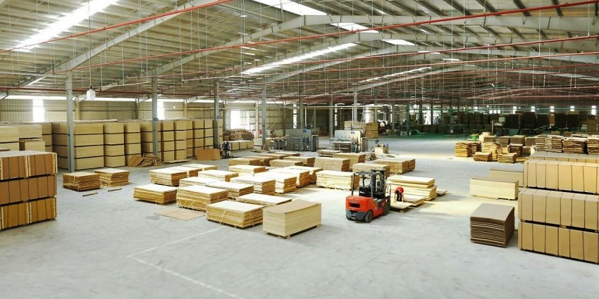 Xe Nâng HELI Trong Nhà Máy Sản Xuất Gỗ Ván Ép