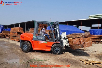 xe nâng 7 tấn nâng gỗ khối
