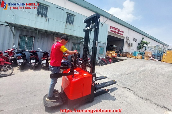 Xe Nâng HELI Tại Kho Vietjet Air