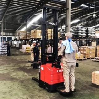 xe nâng tay cao 1.5 tấn heli