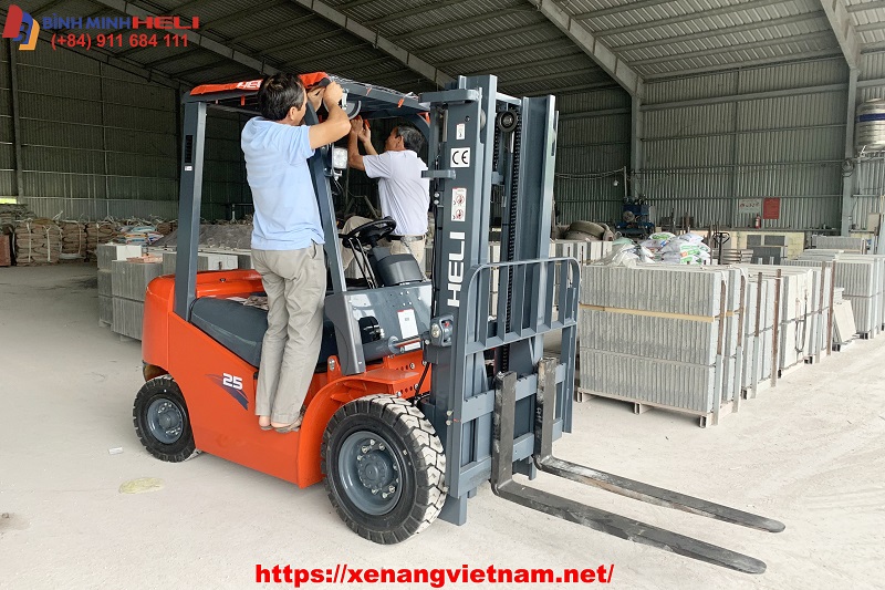 xe nâng dầu Trung Quốc 2.5 Tấn