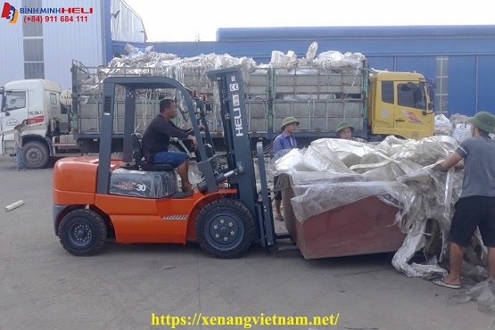 xe nâng dầu ngành nhựa phế thải