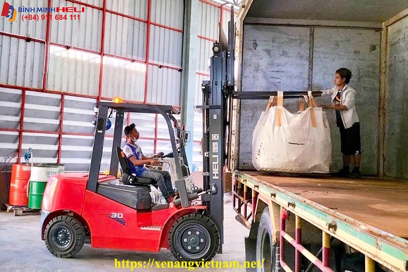 xe nâng HELI nâng bao Jumbo Hạt Nhựa