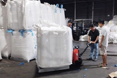 Xe Nâng Tay Tại Nhà Máy Nhựa Tái Chế Xe Nâng Tay Tại Nhà Máy Nhựa Tái Chế
