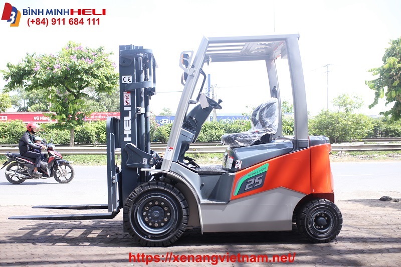 Xe Nâng Điện Ngồi Lái 2.5 Tấn