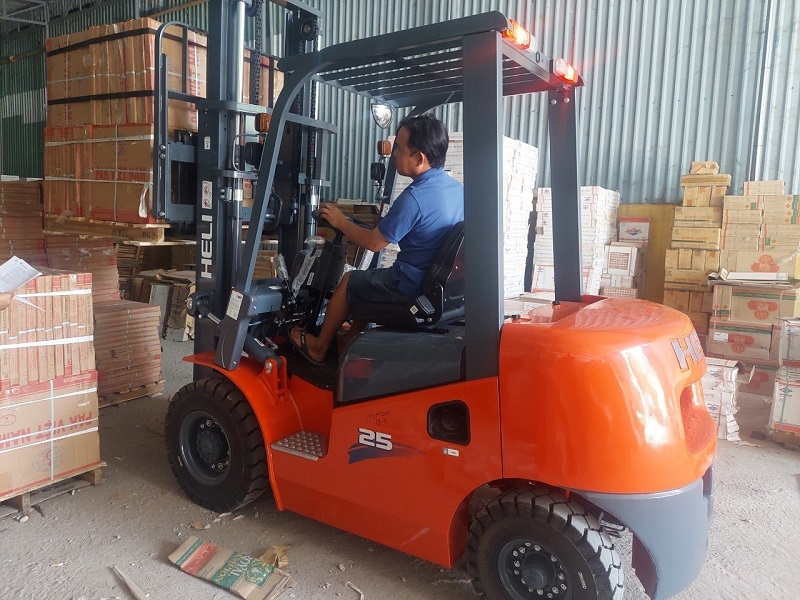 xe nâng dầu 2.5 tấn được ưa chuộng tại Quảng Ninh