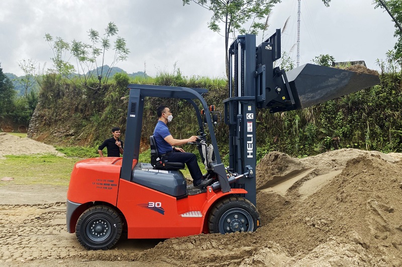xe nâng dầu 3 tấn vật liệu xây dựng