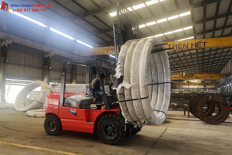 Xe Nâng Dầu 5 Tấn Tại Nhà Máy Thép Ở Hòa Bình 