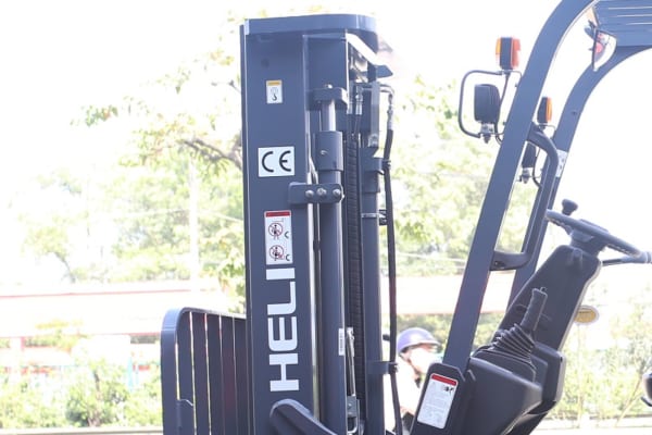 Logo HELI trên cột nâng