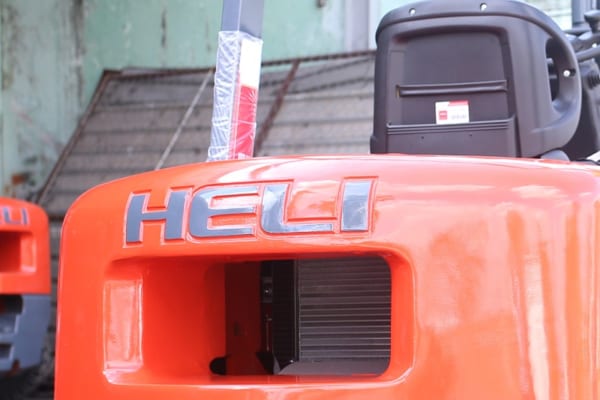 Logo Dập Chìm Trên Xe Nâng HELI