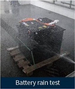 test khả năng chịu mưa của bình ắc quy lithium-ion