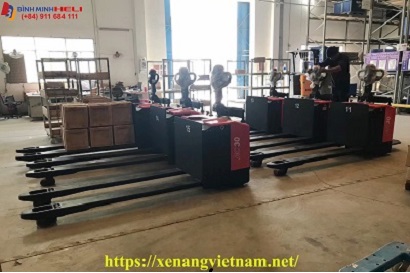 xe-nang-tay-dien-3-tan-nang-go-van-ep-trong-xuong